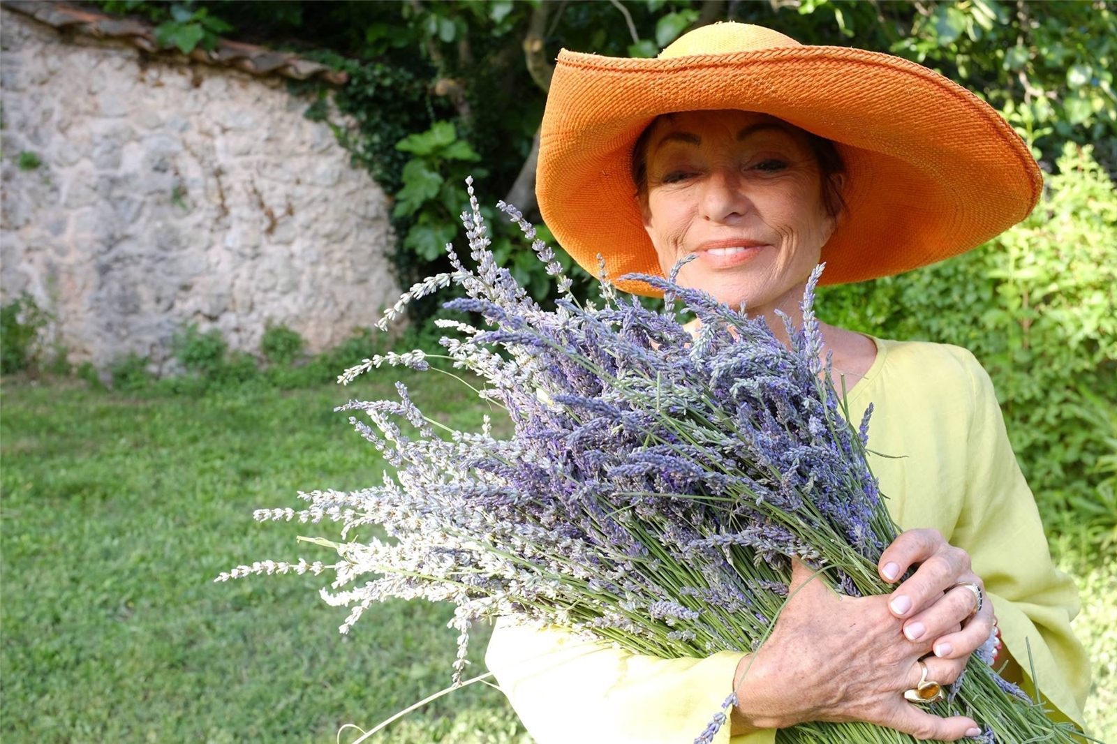 ラベンダーの花束を抱えるネリー博士